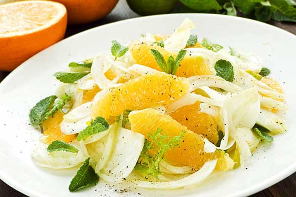 Il procedimento La riuscita di questa insalata di finocchi risiede nella pulizia accurata delle verdure e nel taglio, che deve essere sottile e preciso. La prima cosa da fare è pulire il finocchio eliminando la base e i gambi esterni più duri. Non gettiamo però le barbette verdi che vanno lavate, asciugate e tenute da parte. Oltre ad essere ricchissime di oli essenziali, ci serviranno per la decorazione finale. Tagliamo i finocchi a metà in senso verticale e laviamoli sotto l'acqua corrente; poi affettiamole finemente. Sistemiamo il tutto in una ciotola capiente.